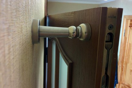 Как правильно установить настенный дверной ограничитель?