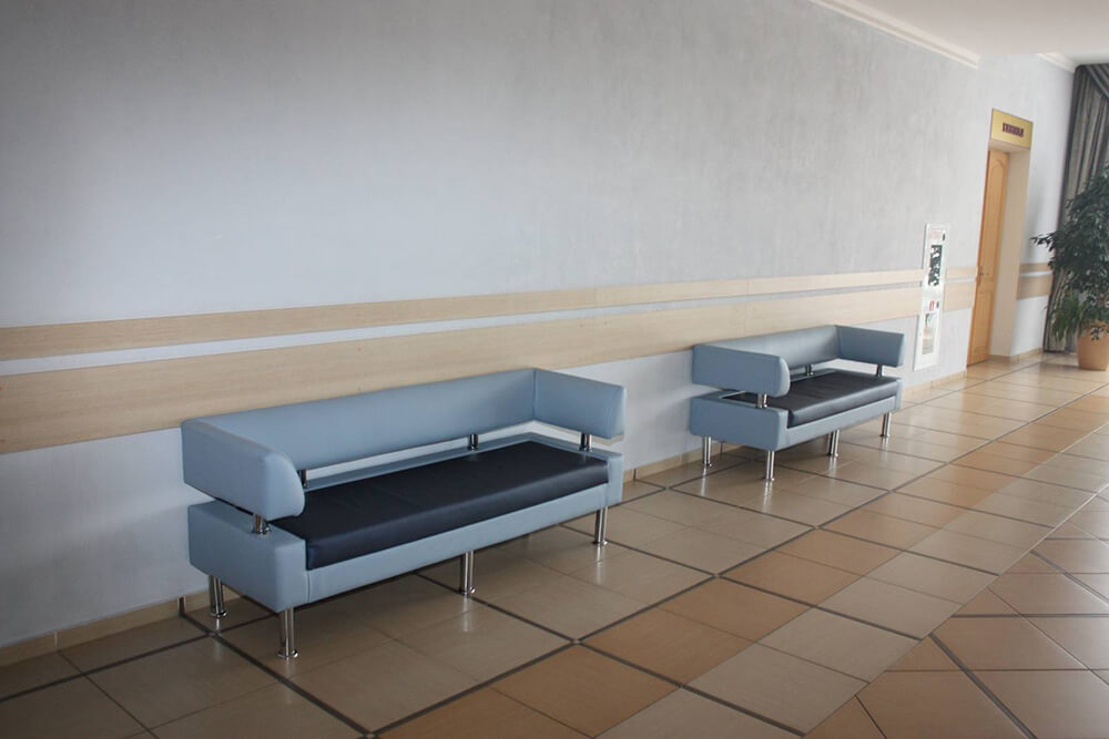 Мягкие диваны в холле больницы